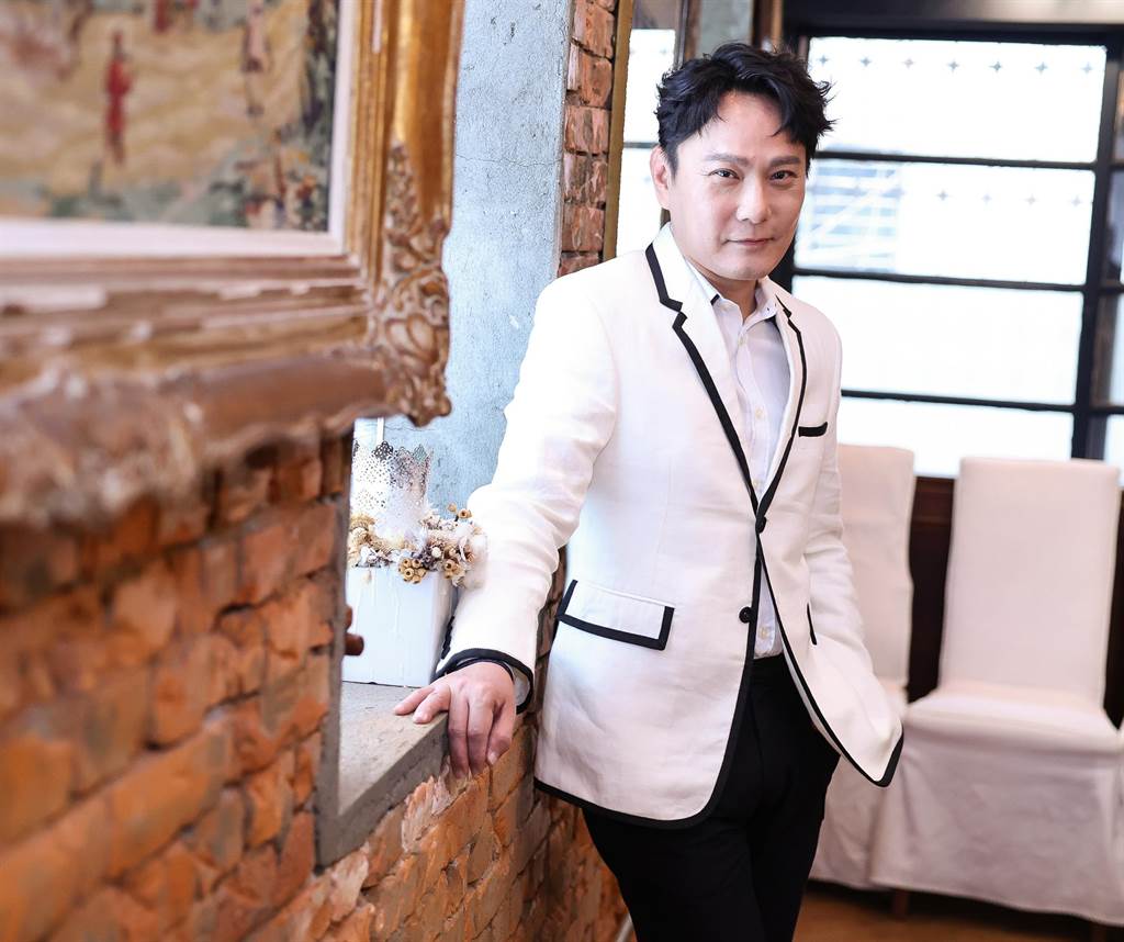 巨型钢球坠落险砸头 张信哲开唱彩排酿意外