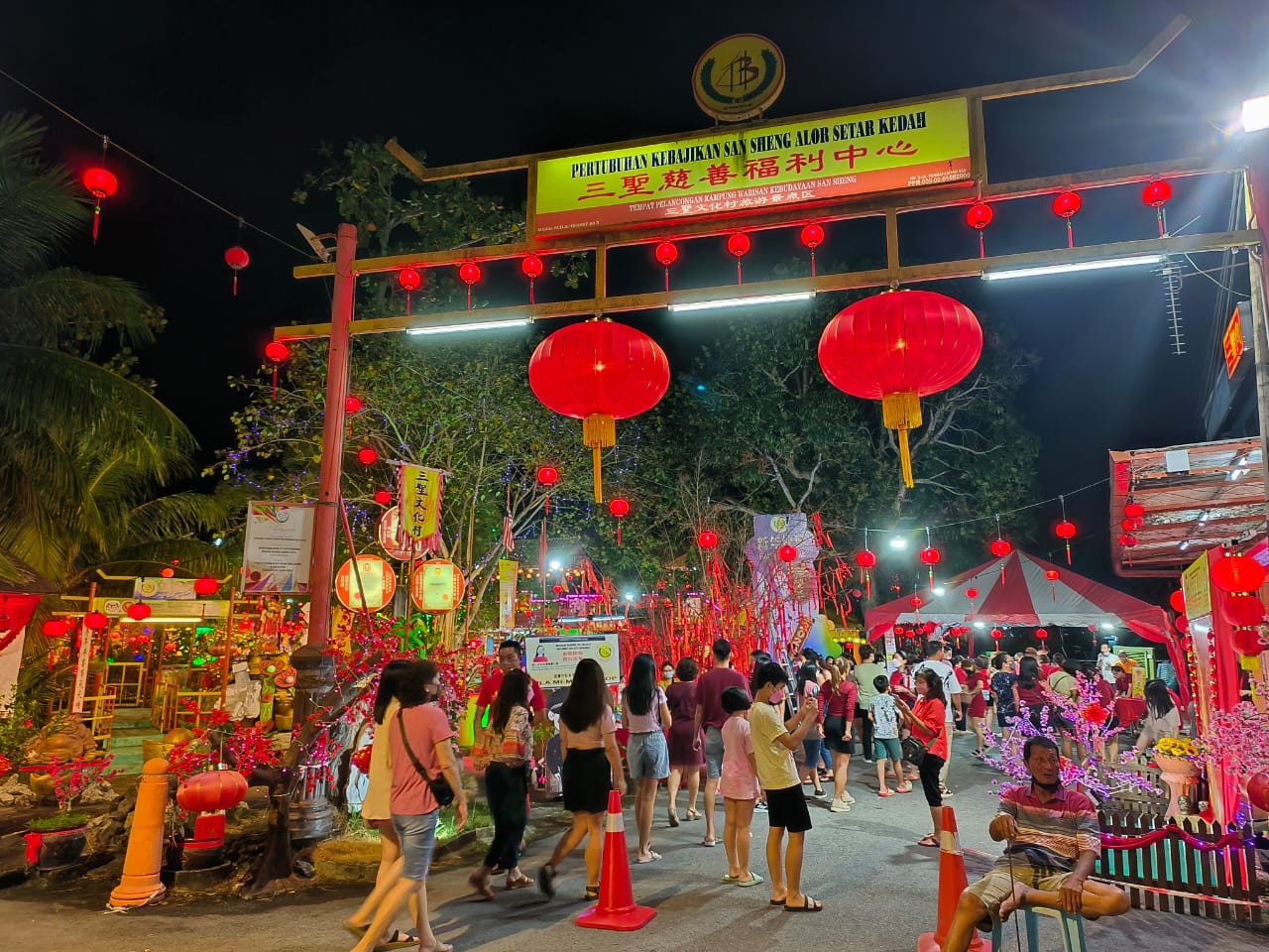 三圣宫新春景点“七彩”亮灯 初一迎来5000人观光打卡