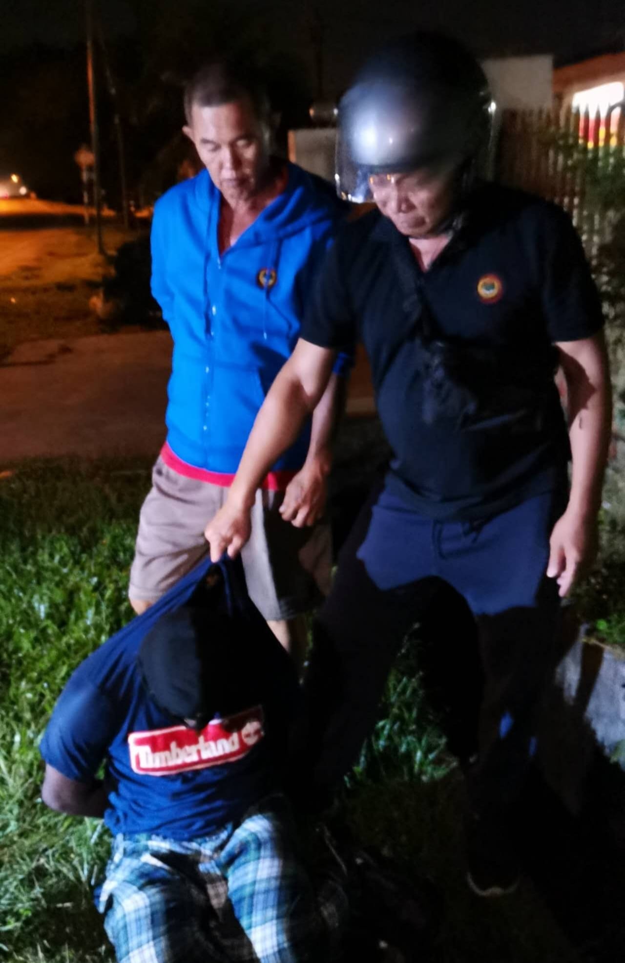 大年初二二手車行進賊,大年治安隊將竊賊制服!