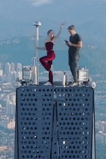 已签发∕登默迪卡118“不怕死情侣”非法入境? 消息:没移民局出入境纪录  