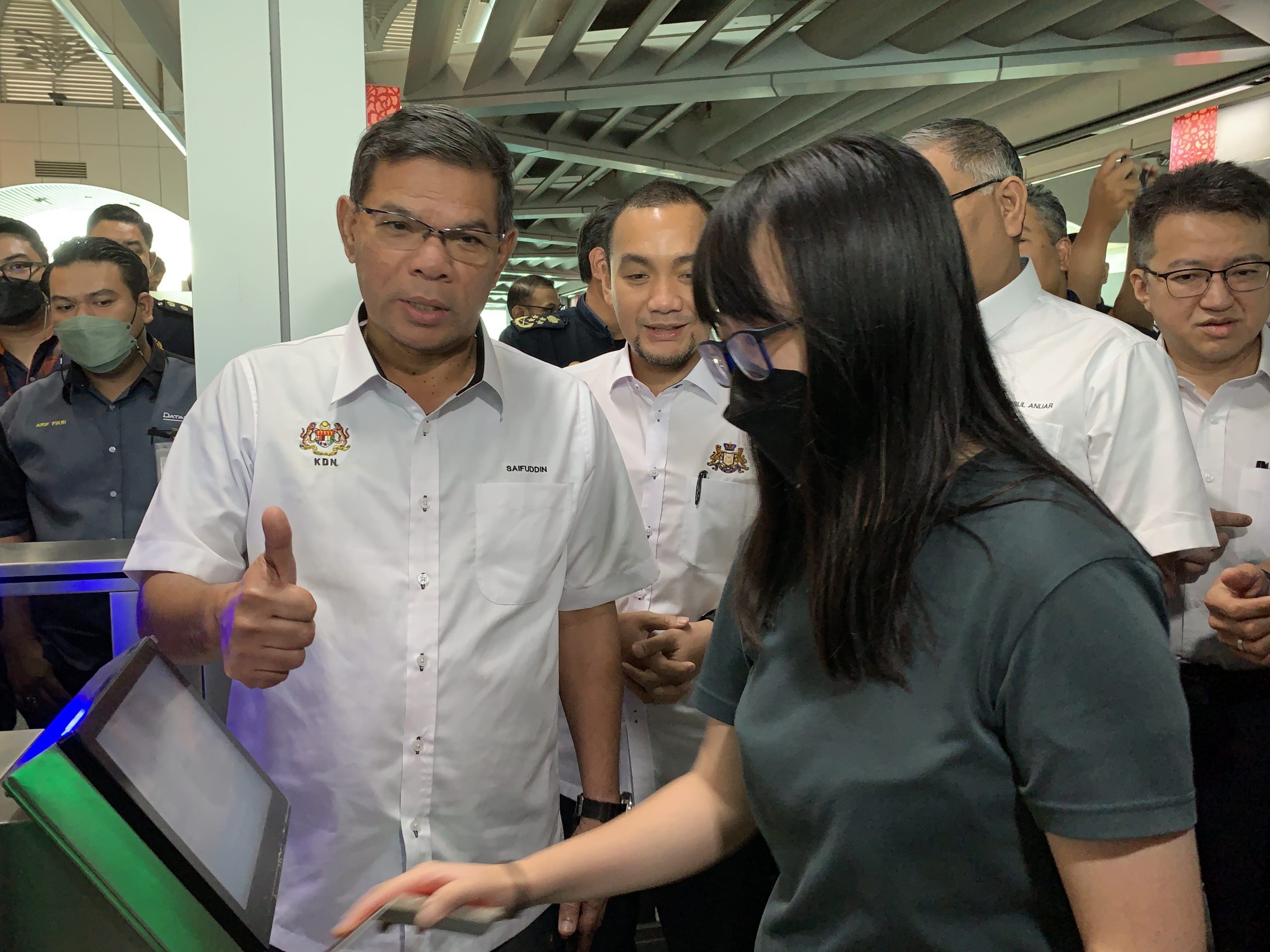 **已签发**全国:即日起实行!赛夫丁:马新两通道关卡为持狮城人增设自动通关系统