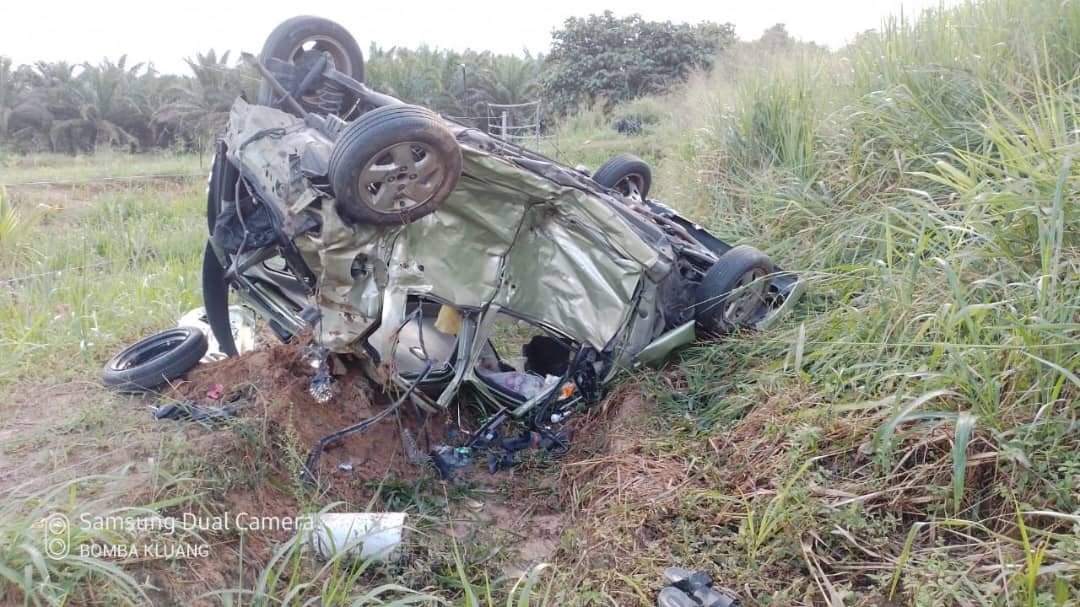 轿车疑失控闯反向车道撞休旅车,5后座乘客全亡