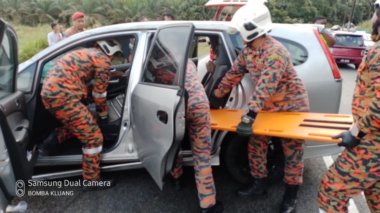 轿车疑失控闯反向车道撞休旅车,5后座乘客全亡