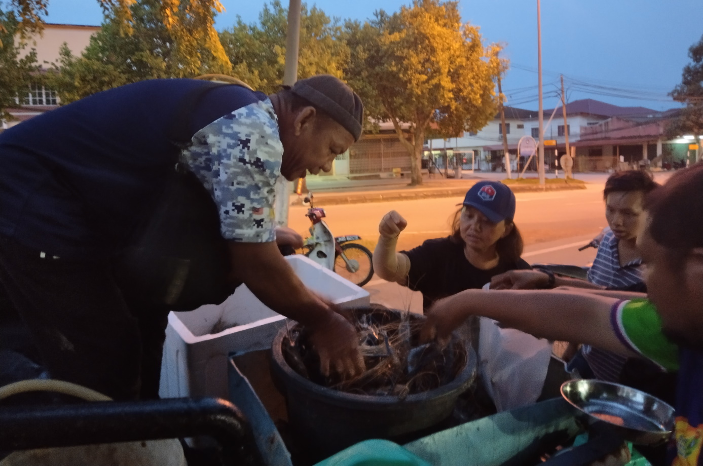 **已签发**柔︰封面:【特稿】︰昔河虾盛产跌价30%,华裔抢购备年菜