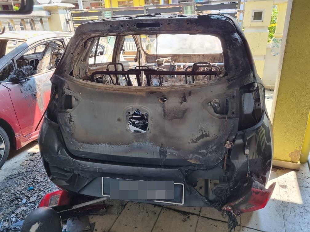 兄狮城借贷累弟新山住家被泼汽油弹,两车烧至报癈损失惨重