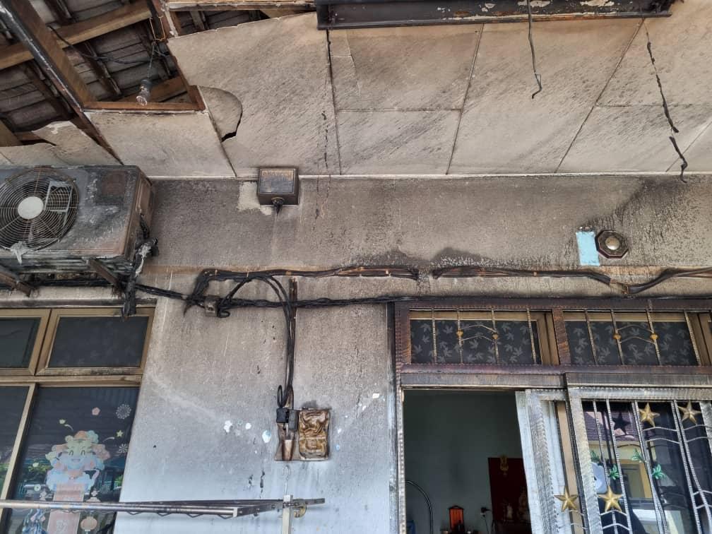 兄狮城借贷累弟新山住家被泼汽油弹,两车烧至报癈损失惨重