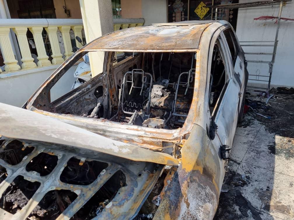 兄狮城借贷累弟新山住家被泼汽油弹,两车烧至报癈损失惨重