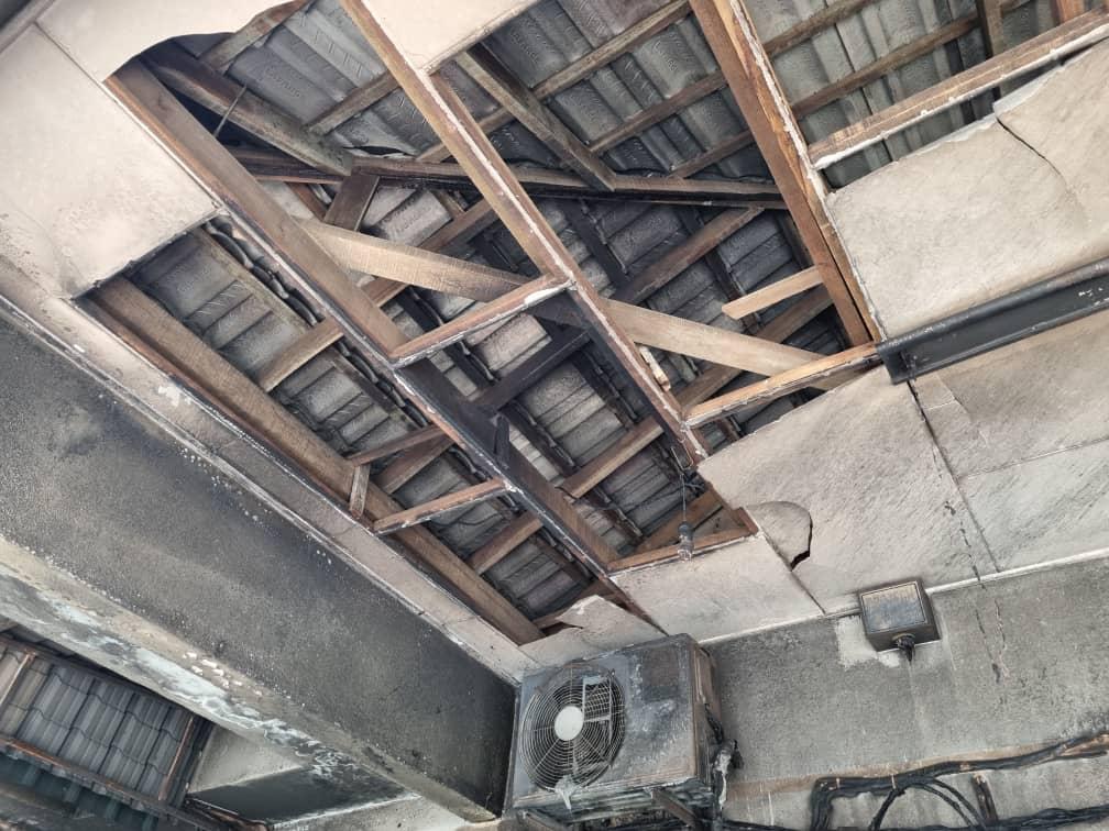 兄狮城借贷累弟新山住家被泼汽油弹,两车烧至报癈损失惨重