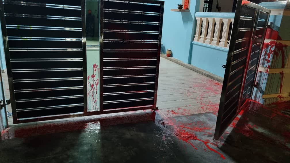 兄狮城借贷累弟新山住家被泼汽油弹,两车烧至报癈损失惨重