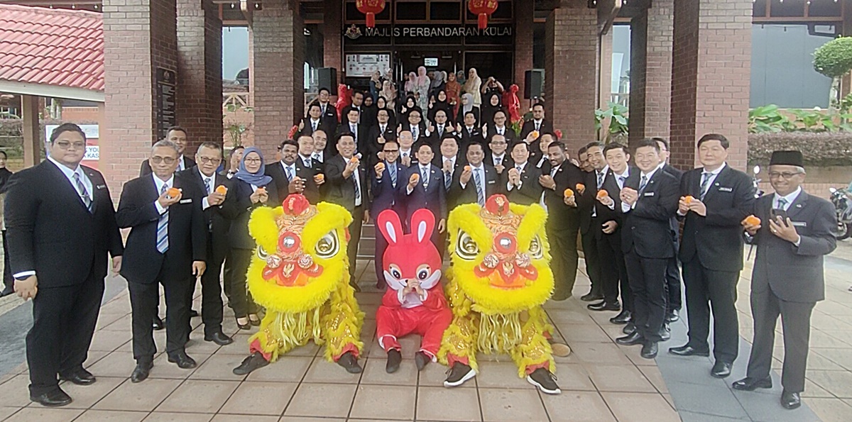 **已签发**柔:古来市议会请舞狮赠年柑,“恭喜发财”向民众贺年