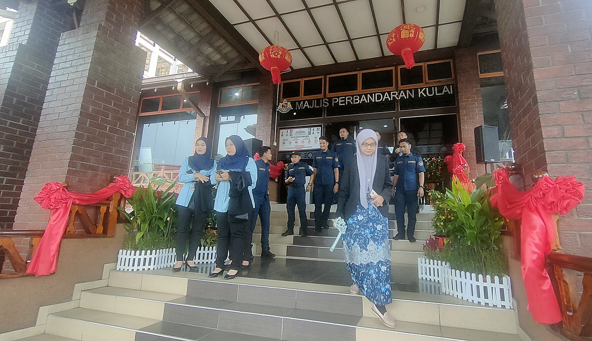 **已签发**柔:古来市议会请舞狮赠年柑,“恭喜发财”向民众贺年