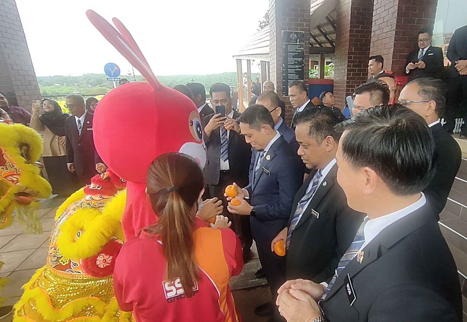 **已签发**柔:古来市议会请舞狮赠年柑,“恭喜发财”向民众贺年