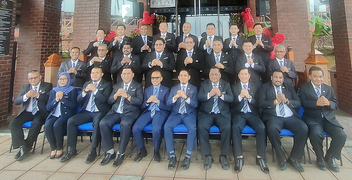 **已签发**柔:古来市议会请舞狮赠年柑,“恭喜发财”向民众贺年