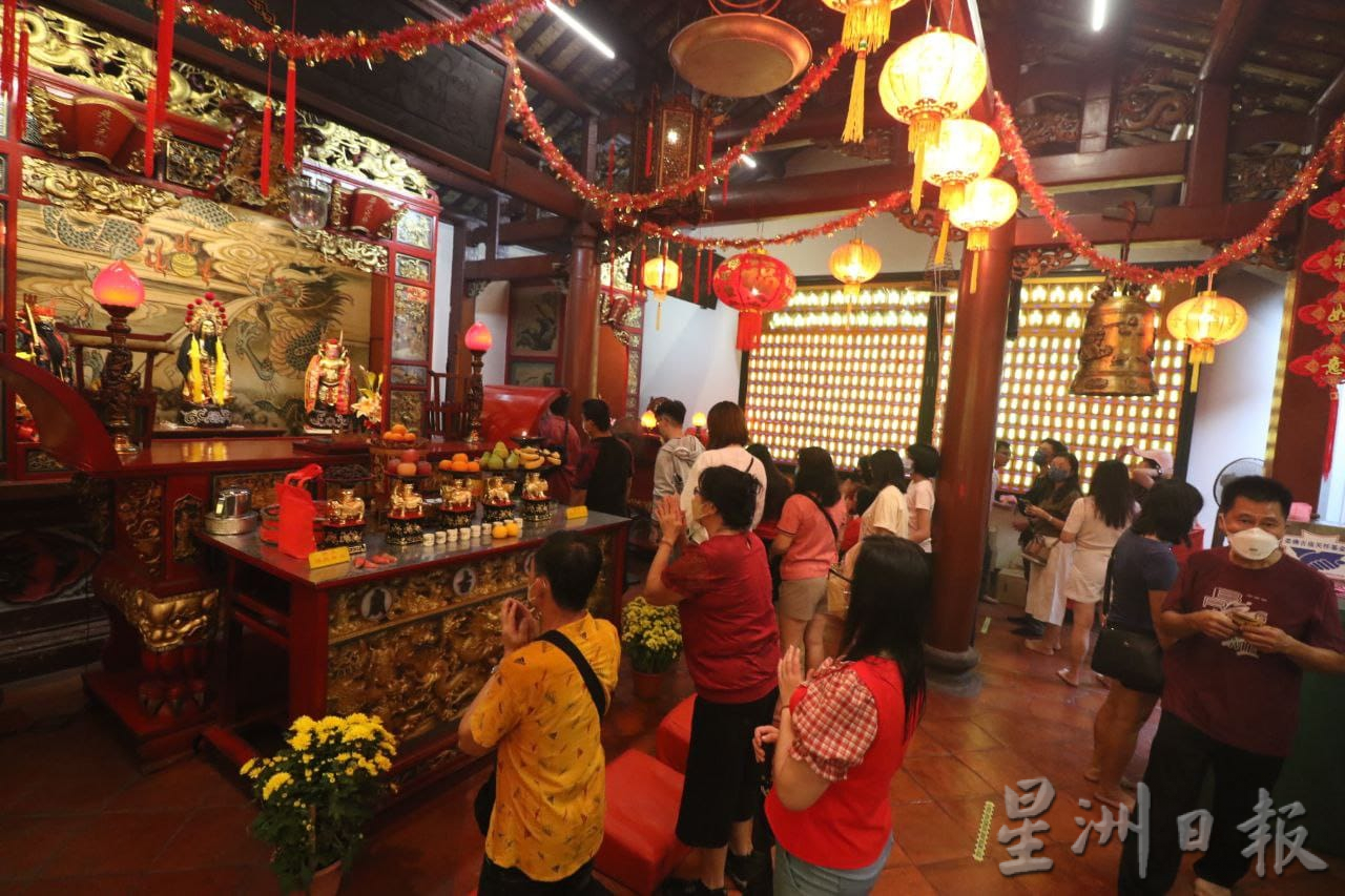 **已签发**柔：头条之一：柔佛古庙大年初一人潮盛，善信纷往祈福祝愿