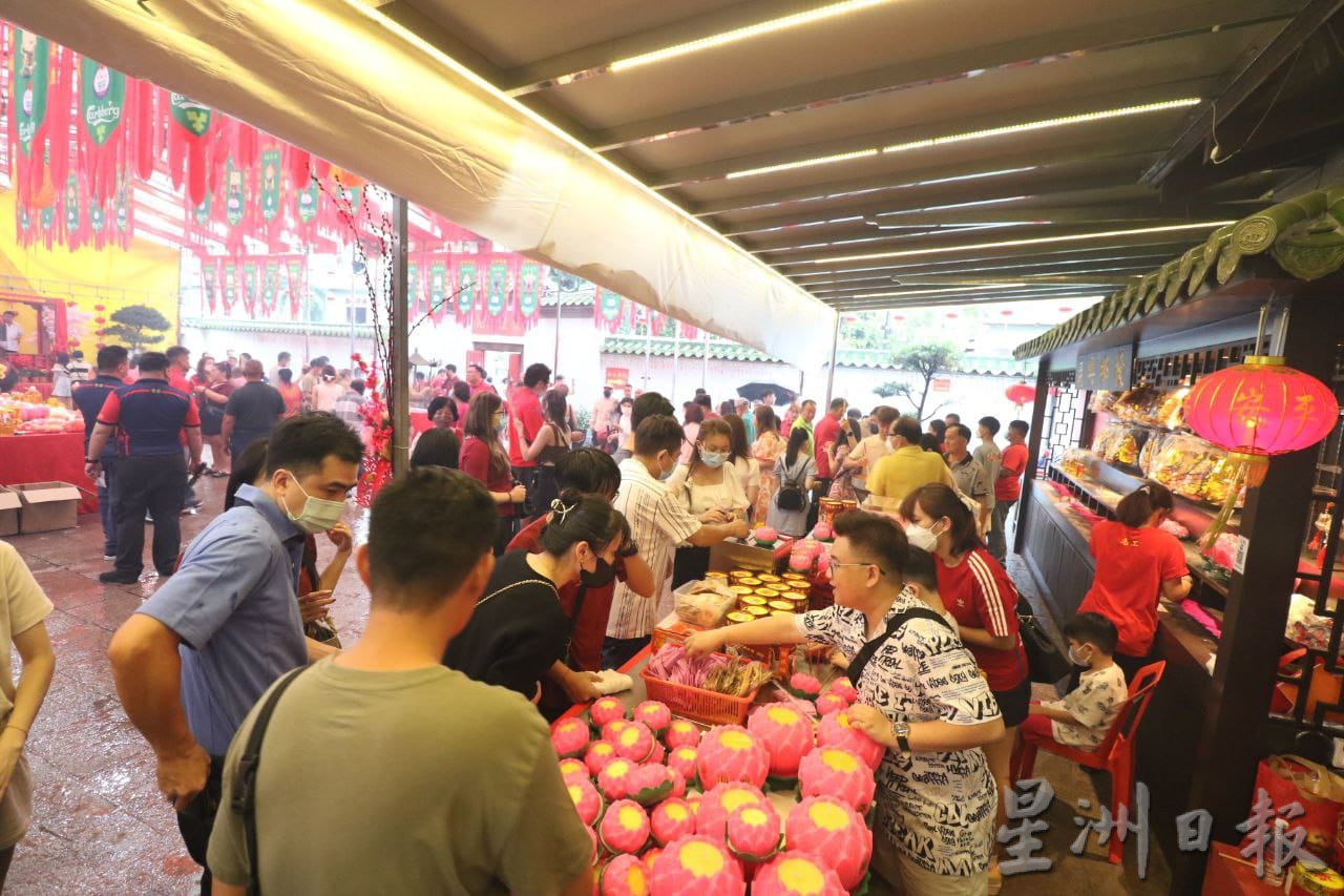 **已签发**柔:头条之一:柔佛古庙大年初一人潮盛,善信纷往祈福祝愿