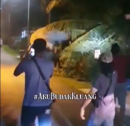 **已签发**柔:如人无人之境!象妈妈带象宝宝学校、住家蹓跶,还破门入屋