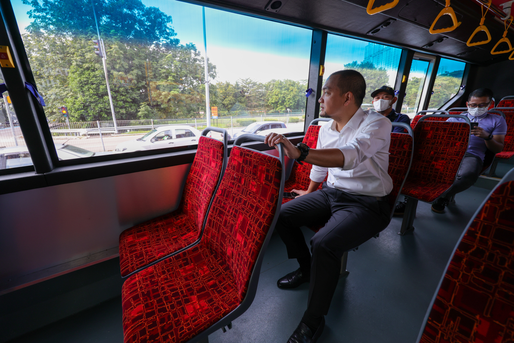 **已签发**柔:封面:【特稿】:往新山两政府医院免费巴士获赞,受访民众:望提升站点设施