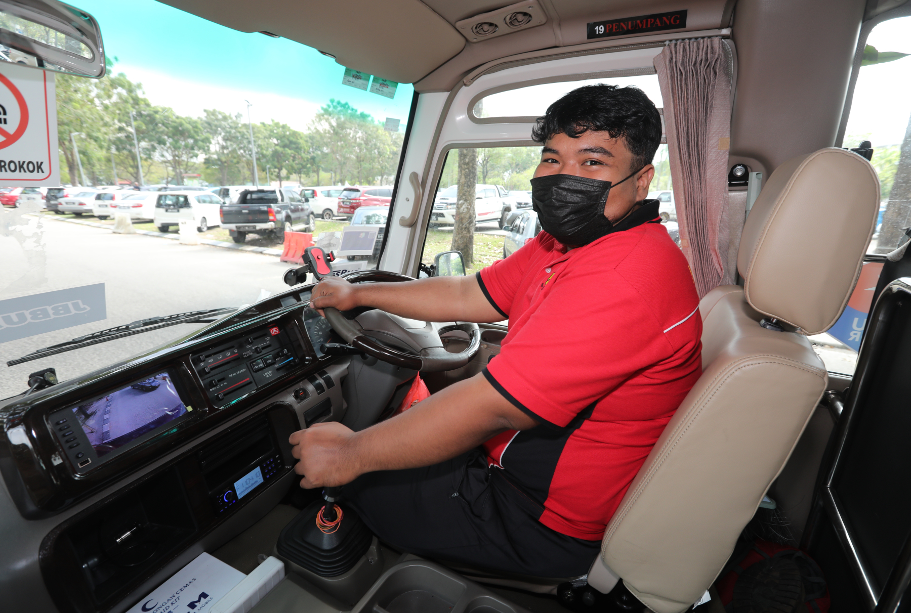 **已签发**柔:封面:【特稿】:往新山两政府医院免费巴士获赞,受访民众:望提升站点设施