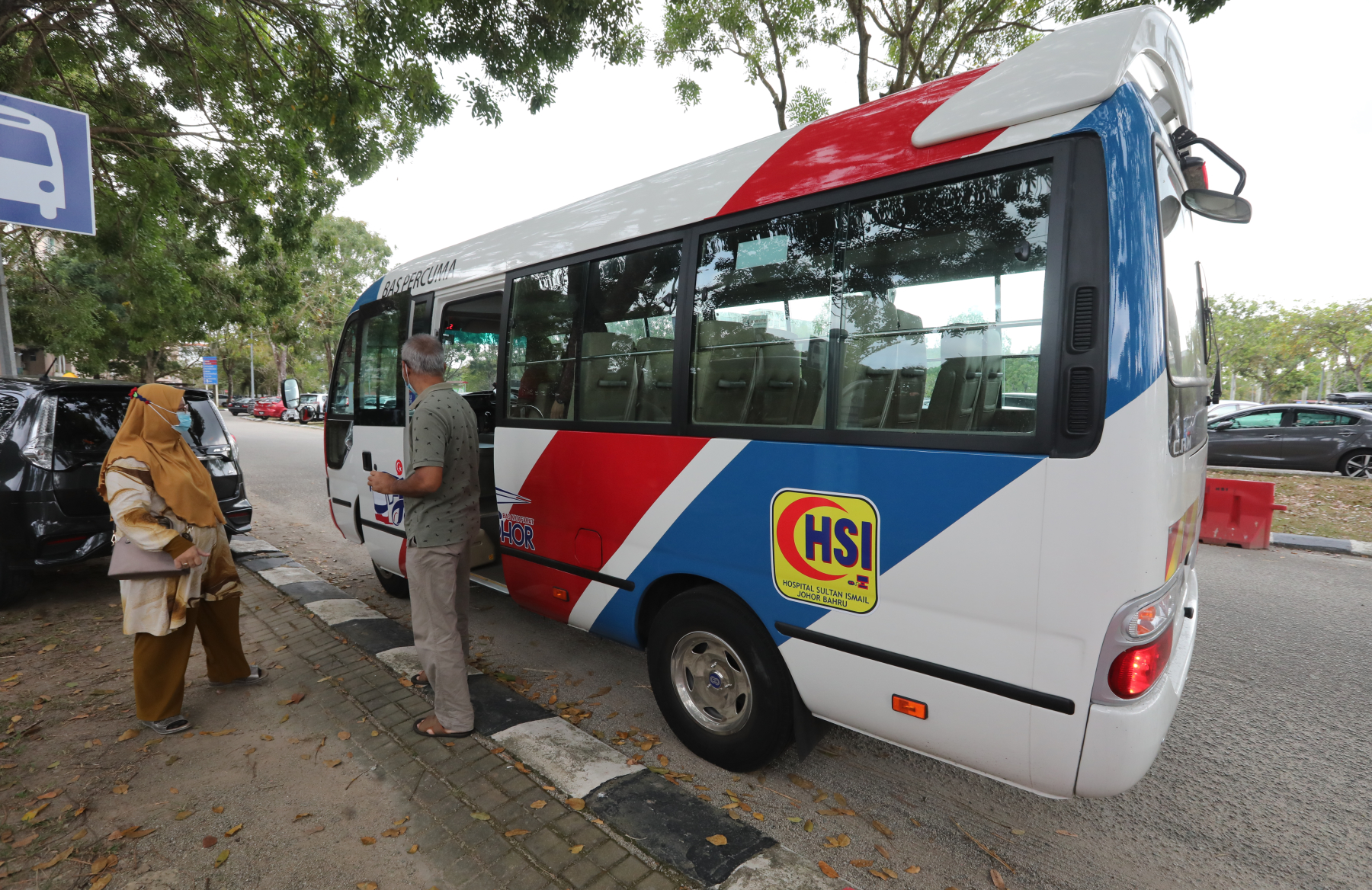 **已签发**柔:封面:【特稿】:往新山两政府医院免费巴士获赞,受访民众:望提升站点设施