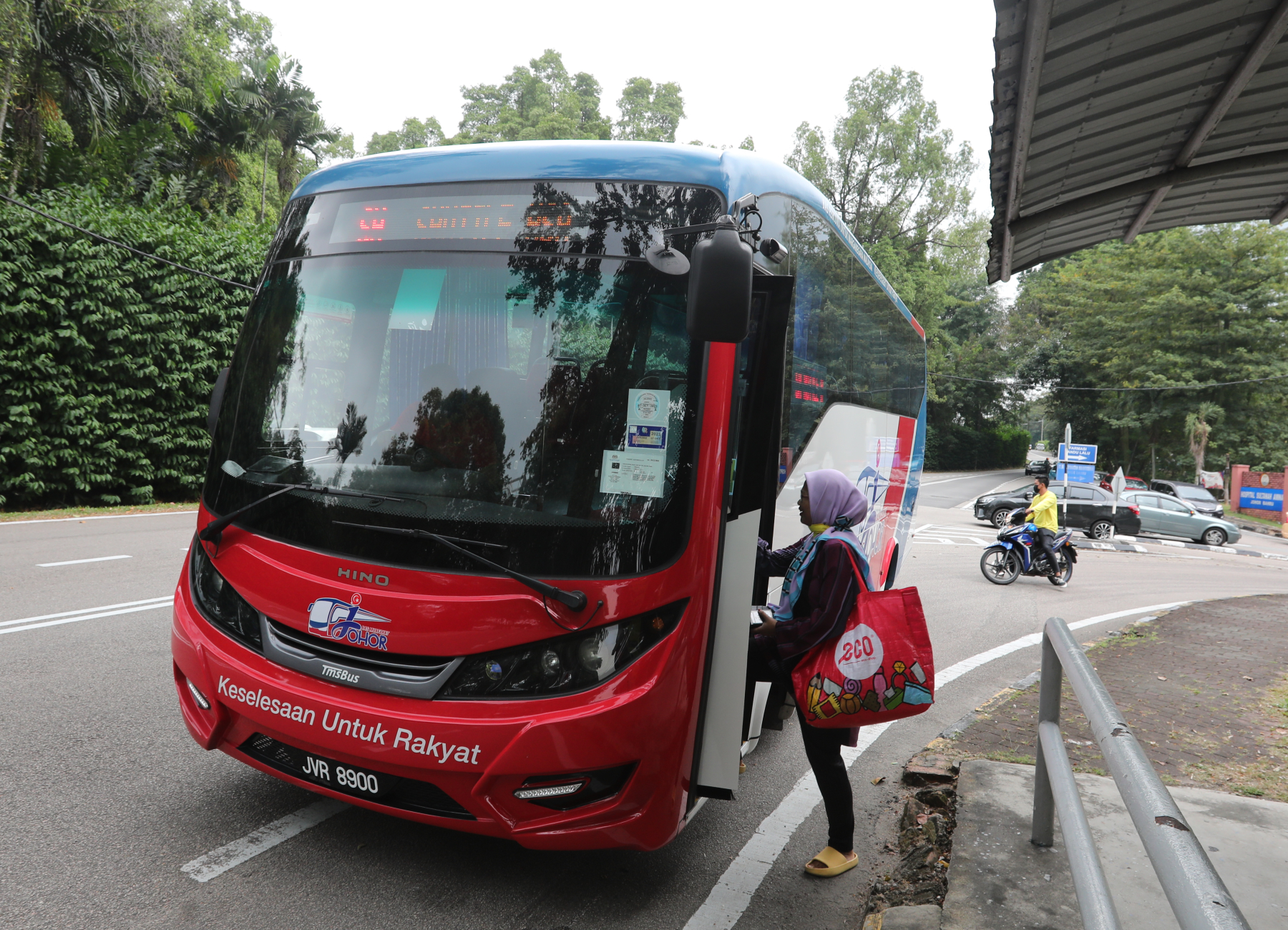 **已签发**柔:封面:【特稿】:往新山两政府医院免费巴士获赞,受访民众:望提升站点设施