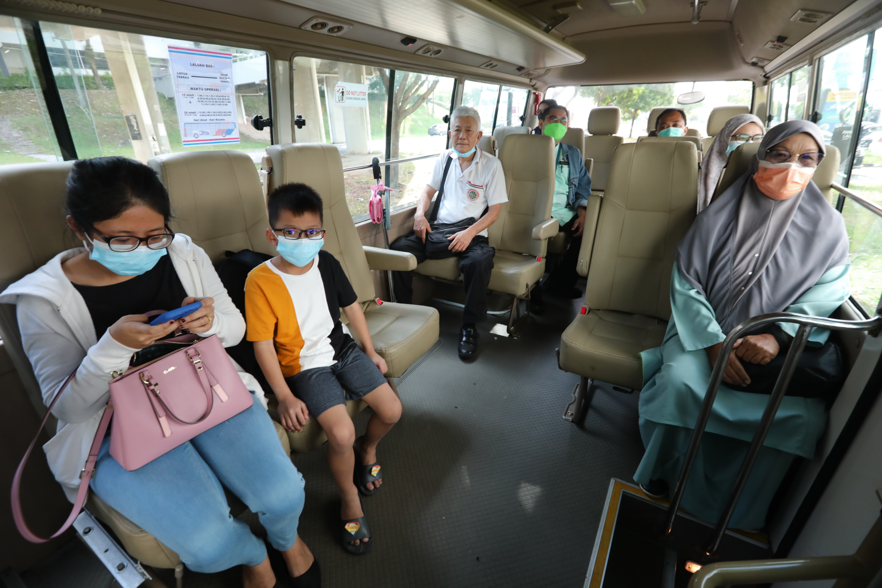 **已签发**柔:封面:【特稿】:往新山两政府医院免费巴士获赞,受访民众:望提升站点设施