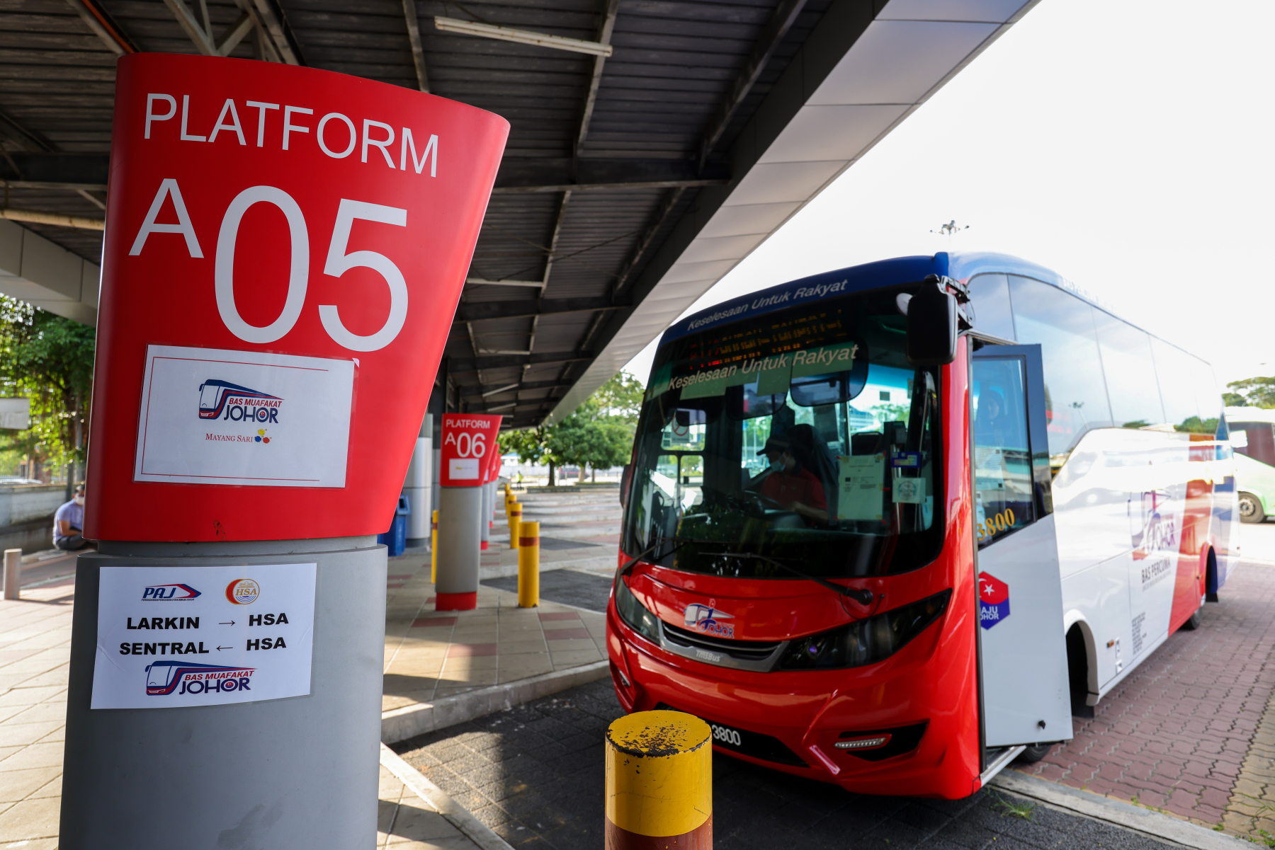 **已签发**柔:封面:【特稿】:往新山两政府医院免费巴士获赞,受访民众:望提升站点设施