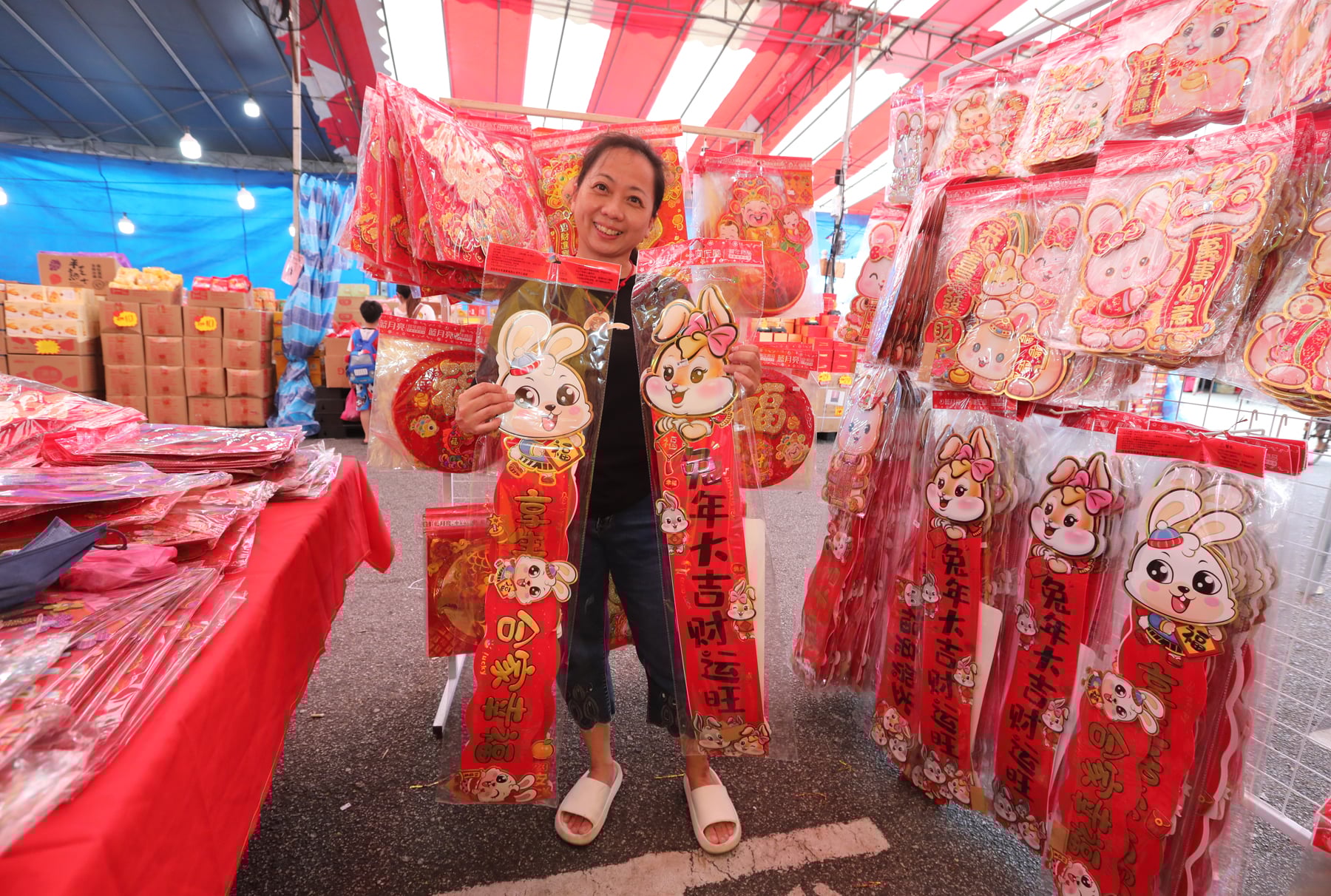 **已签发**柔:封面:【特稿】:甩开疫情阴霾添喜气,新春装饰品买气兴旺