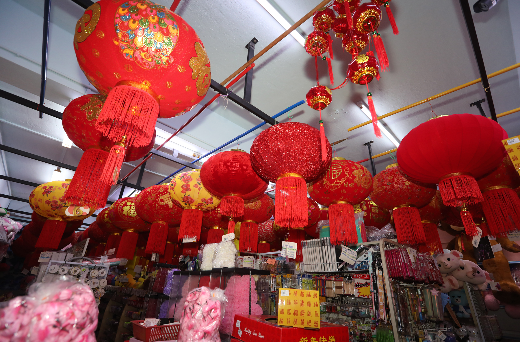 **已签发**柔:封面:【特稿】:甩开疫情阴霾添喜气,新春装饰品买气兴旺