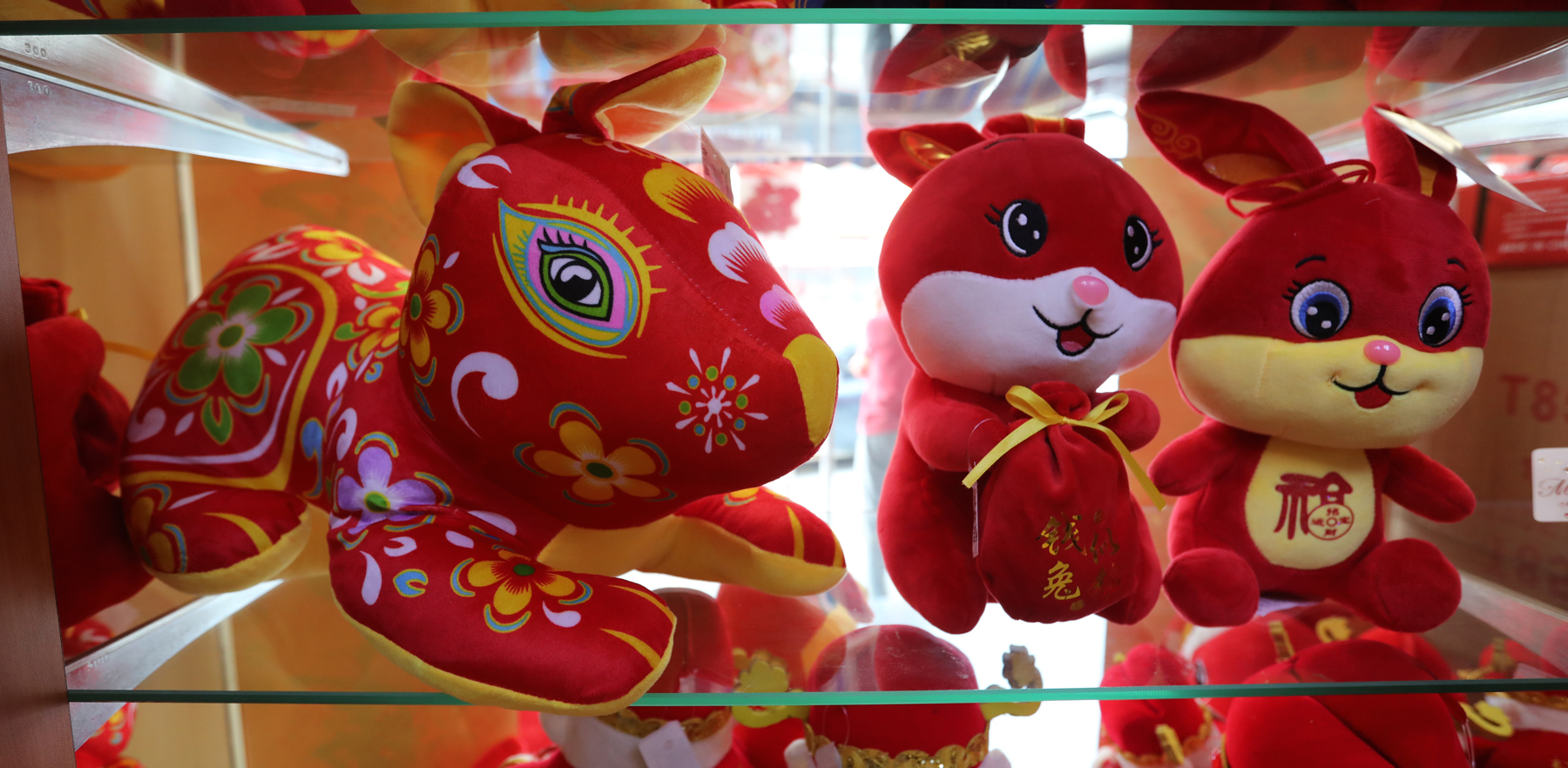 **已签发**柔:封面:【特稿】:甩开疫情阴霾添喜气,新春装饰品买气兴旺