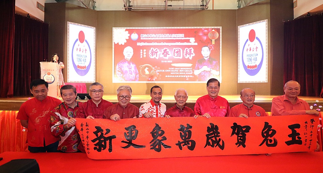 **已签发**柔:封面:主文:以流利华语念出整段新年期望,大臣:在帮助人民的工作上继续“色盲”