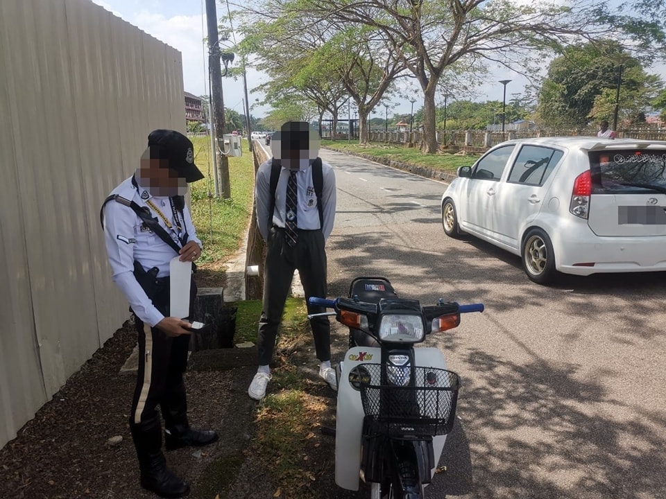 **已签发**柔：没系安全带、摩托车没侧镜，哥打警区2校园区取缔行动