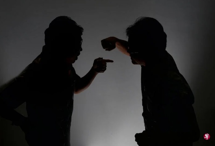 *已签发*柔:狮城二三事:垃圾桶太靠近罗里 2名司机起冲突1人坐牢