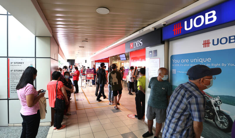 **已签发**柔：狮城二三事：狮城人夯排队换新钞，有银行1小时发完