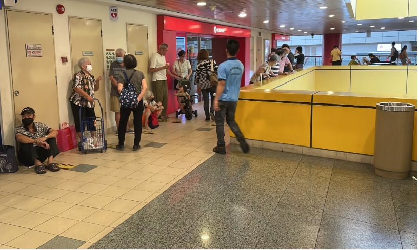 *已签发*柔:狮城二三事:狮城各银行开放换新钞 天未亮就有人排队