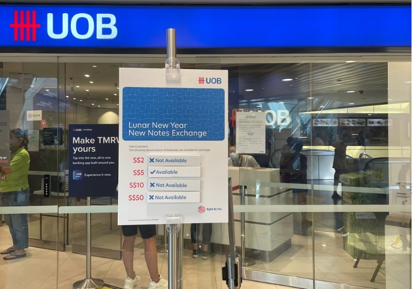 *已签发*柔:狮城二三事:狮城各银行开放换新钞 天未亮就有人排队