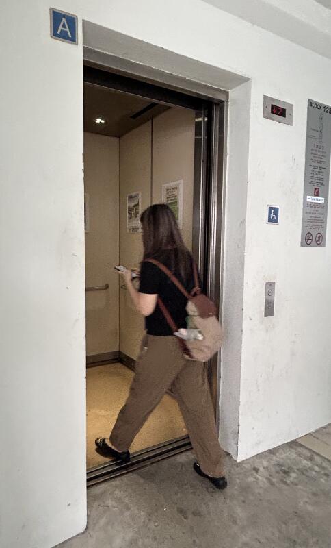 *已签发*柔:狮城二三事:狮城组屋捂妇嘴撞墙 电梯悍匪抢名牌包