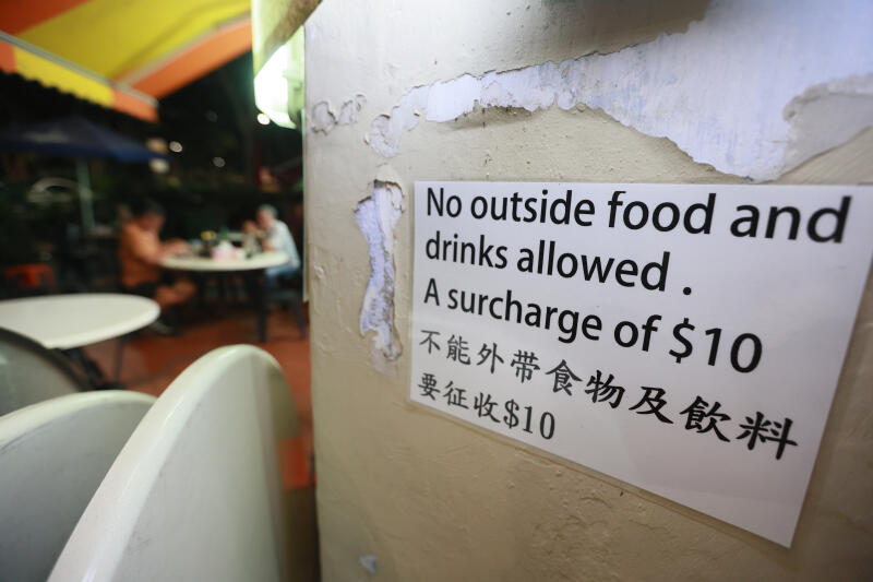 *已签发*柔:狮城二三事:禁自带食物饮料 狮城一咖啡店收10新元惹争议