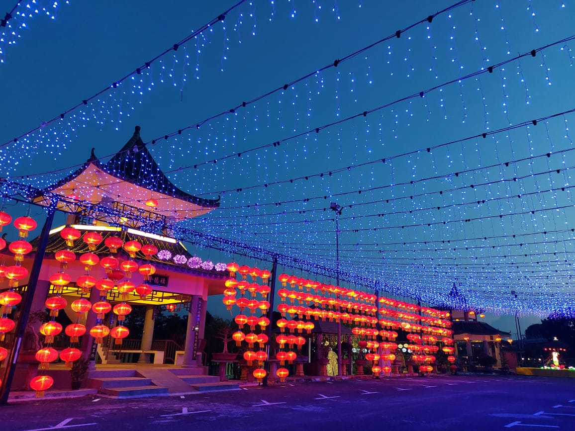 **已签发**柔：社团版头条：新春灯饰亮灯了，德教会紫銮阁欢迎参观