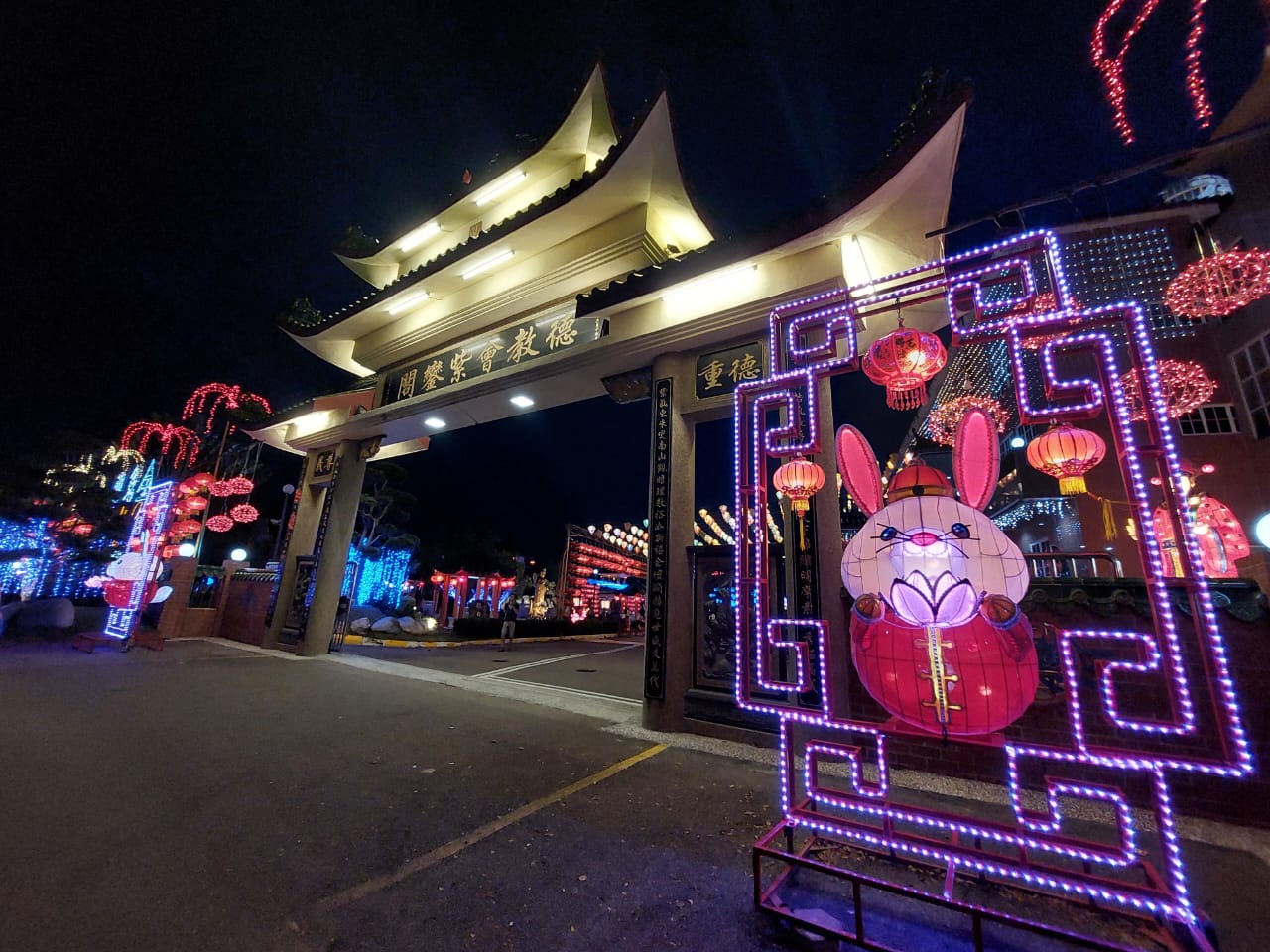 **已签发**柔：社团版头条：新春灯饰亮灯了，德教会紫銮阁欢迎参观