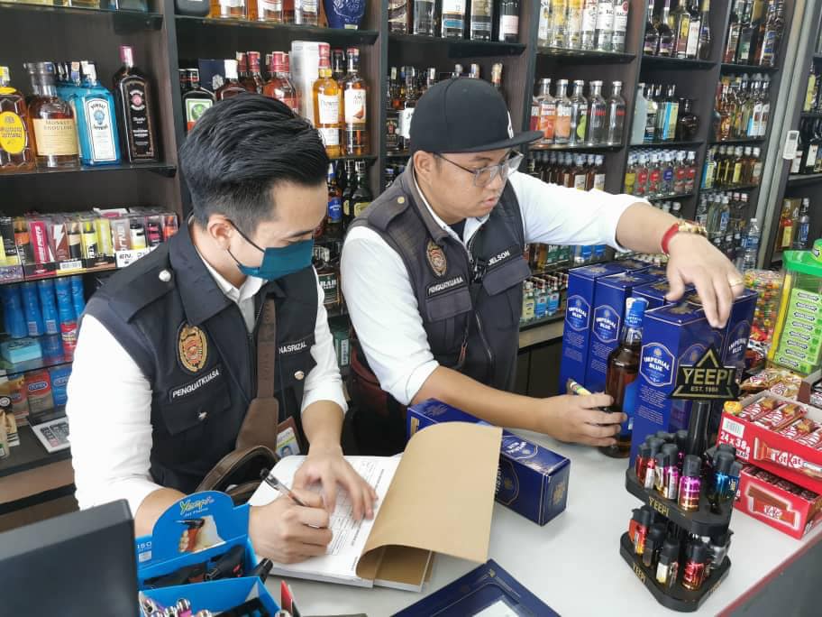 **已签发**柔:第三版头条:柔卫局新年期间展开“甲醇行动”,开出7张共2万1500令吉罚单