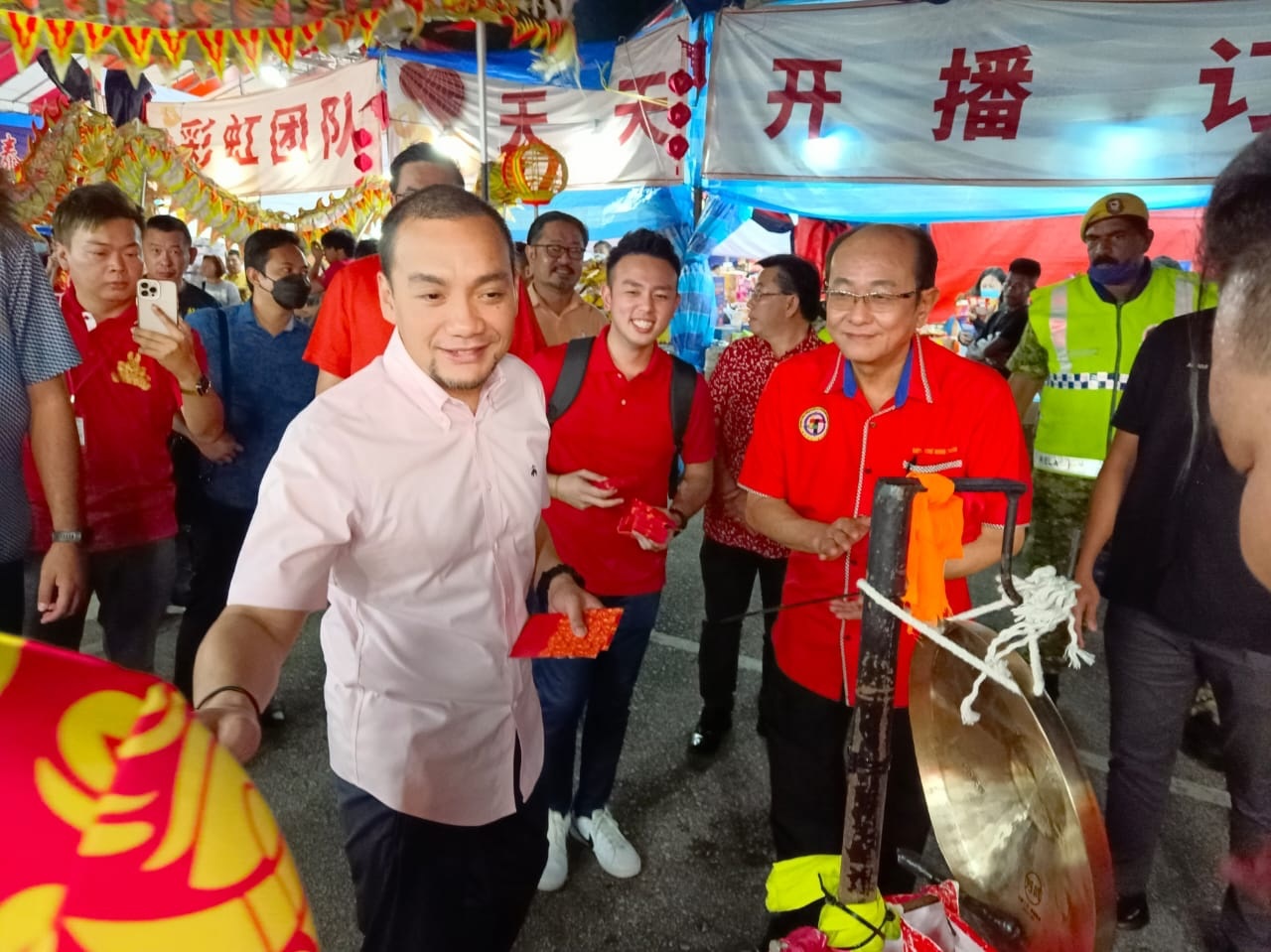 **已签发**柔:第二版头条(最新):柔大臣逛年货城舞龙,感受华族新年气氛