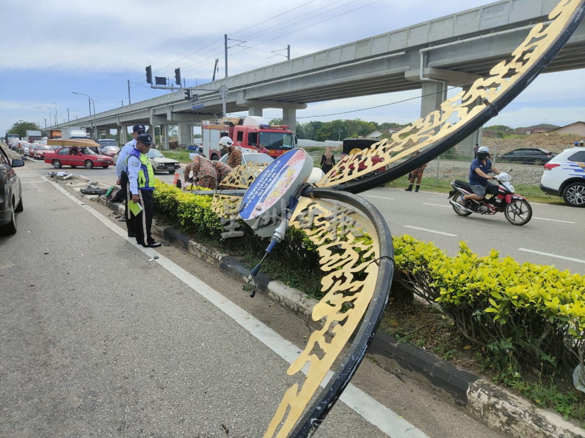**已签发**柔:货卡失控撞车撞柱又原地打转,司机昏迷口吐白沫