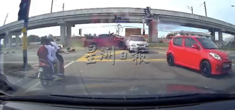 **已签发**柔:货卡失控撞车撞柱又原地打转,司机昏迷口吐白沫