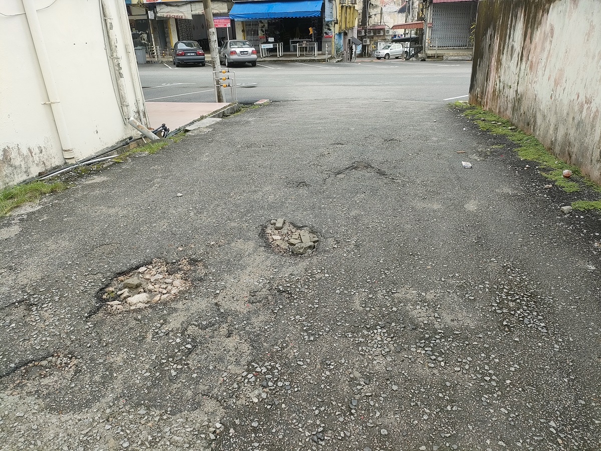 连日遭雨水洗礼，古来路洞处处