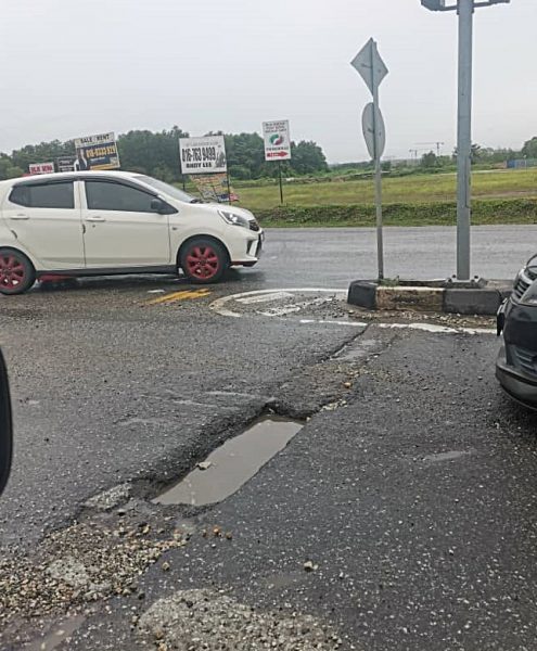 连日遭雨水洗礼,古来路洞处处