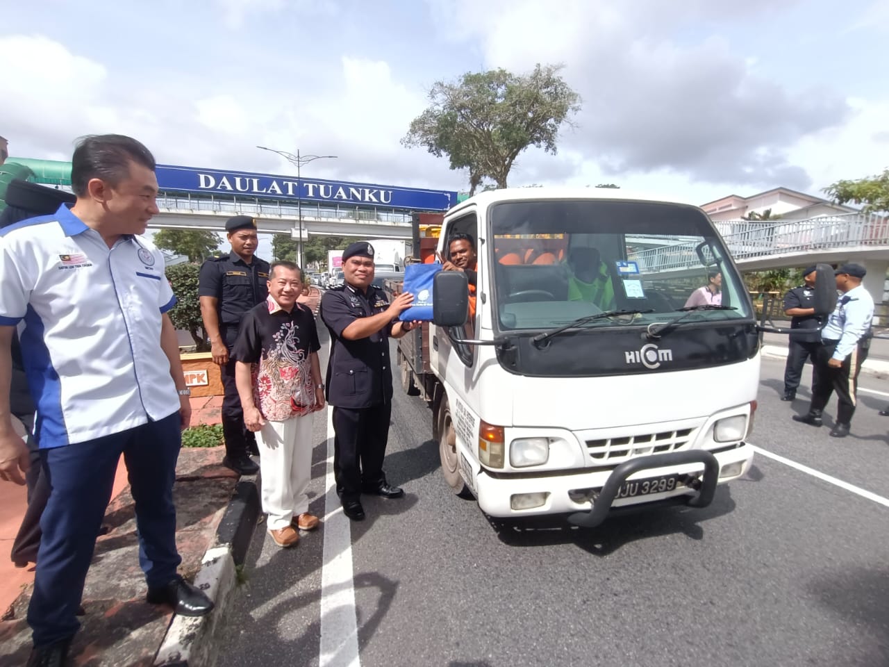**已签发**柔:銮警农历新年间多地设路障,提升公众对道路与人身安全关注