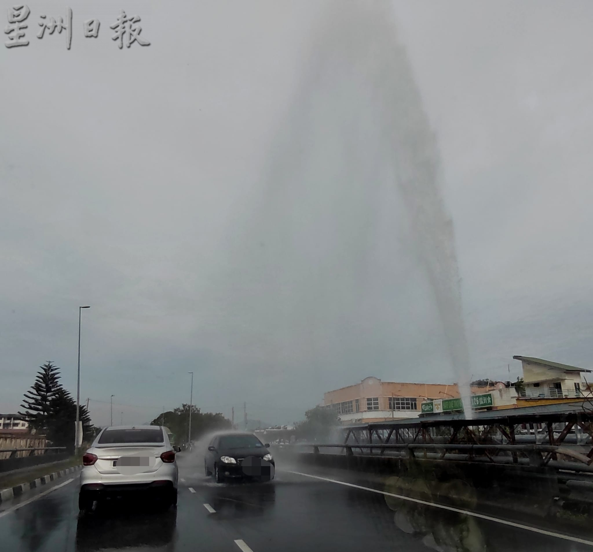 巴占大水管破裂 涌出40呎大水柱