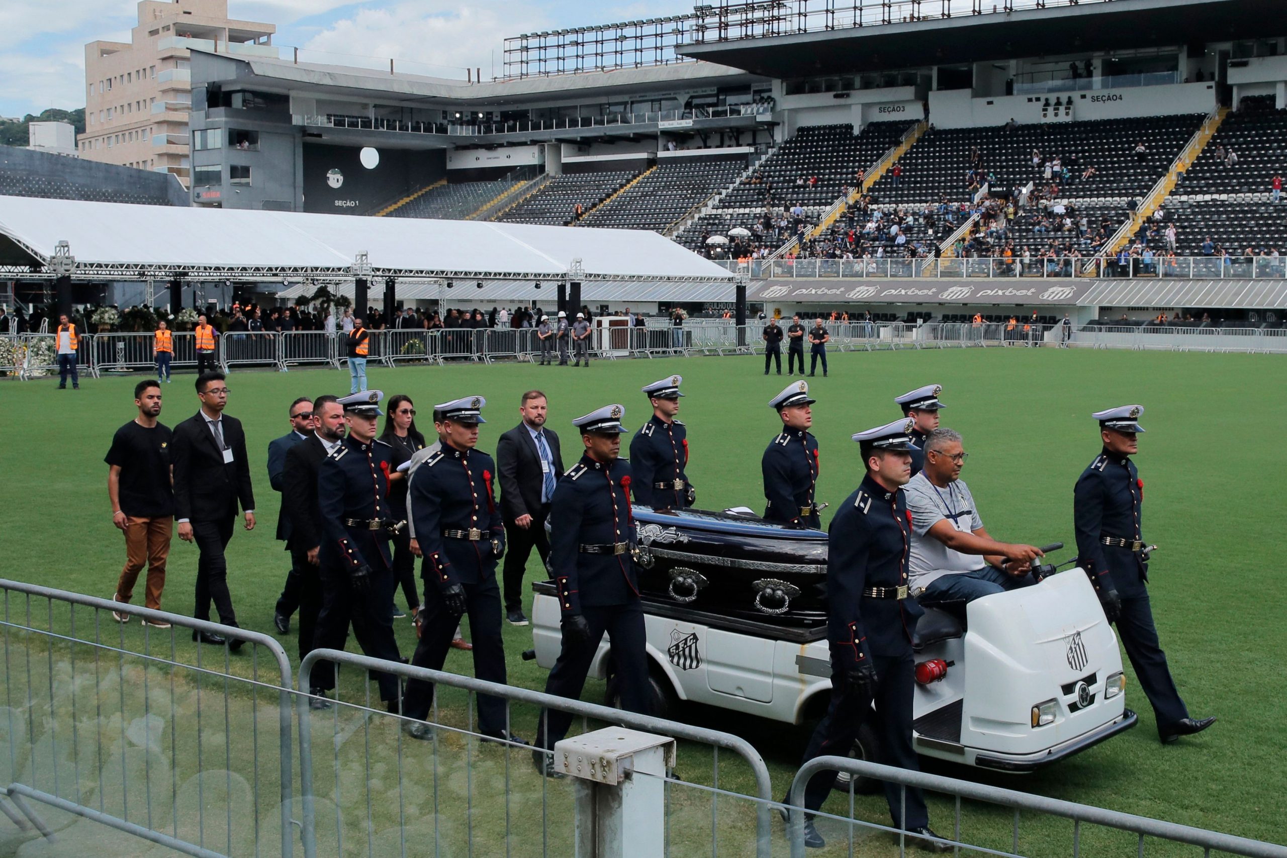 巴西球王比利将安葬 23万人排队瞻仰遗容道别