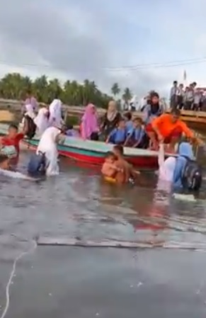 年久失修 小码头坍塌  十余师生掉下海