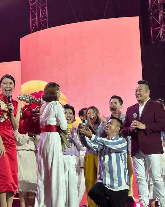 庄靖毅单膝跪地求婚 凯心爆哭喊“我终于嫁啦”